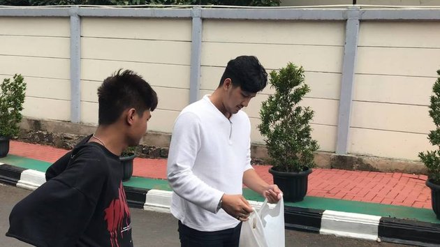 Visiting Ammar Zoni who is Detained, 8 Photos of Aditya Zoni Bringing Padang Satay - Giving Support After Father's Death