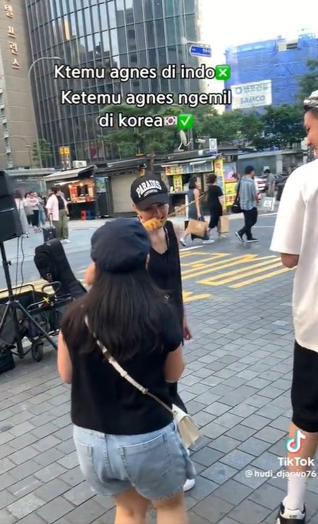 8 Photos of Agnez Mo Celebrating her 37th Birthday in Korea, Sightseeing and Eating Street Food Willing to Take Photos Together
