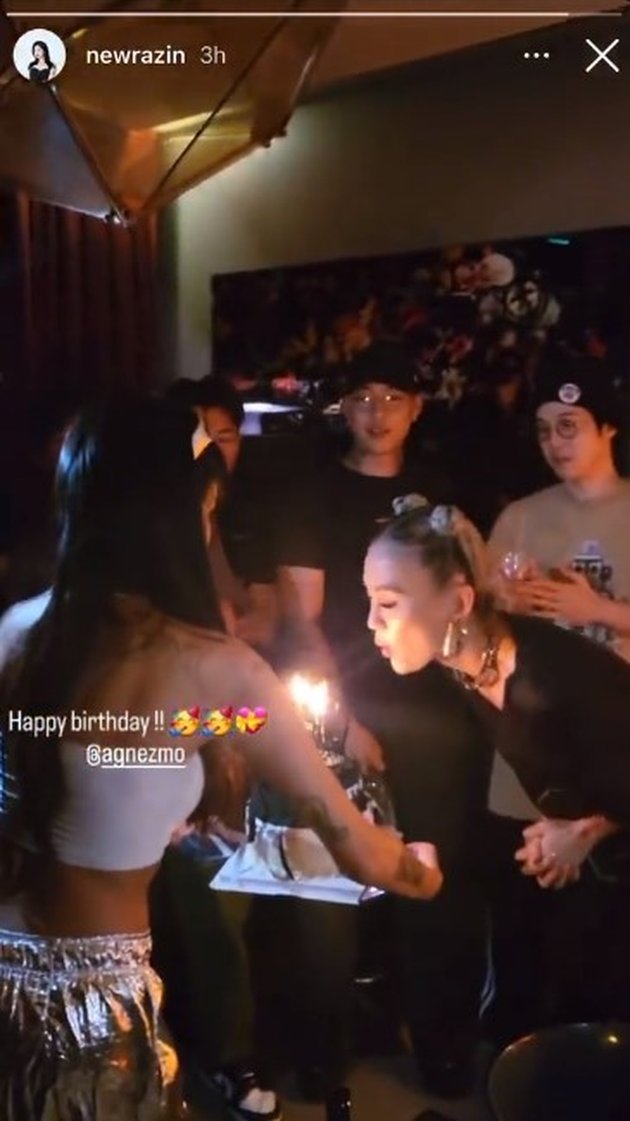 8 Photos of Agnez Mo Celebrating her 37th Birthday in Korea, Sightseeing and Eating Street Food Willing to Take Photos Together