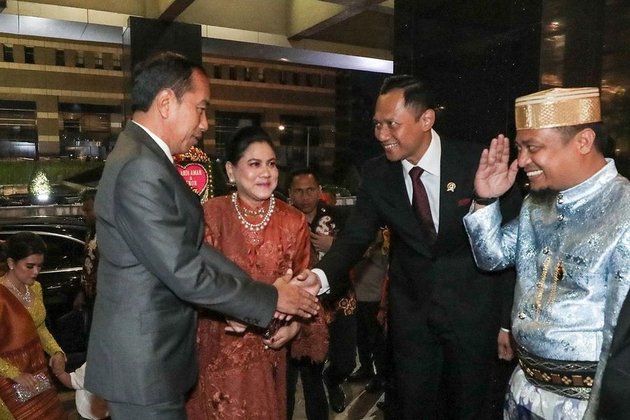 8 Photos of AHY Attending the Wedding Reception of the Minister of Agriculture's Child, Not Accompanied by Annisa Pohan - Establishing Ties with Seniors