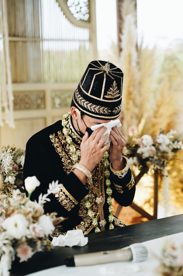 8 Portraits of Adipati Dolken and Canti Tachril's Marriage Vow, Crying Immediately After Reading the Marriage Vow