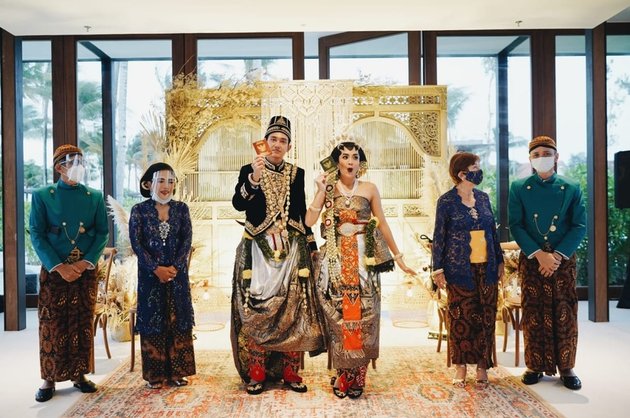 8 Portraits of Adipati Dolken and Canti Tachril's Marriage Vow, Crying Immediately After Reading the Marriage Vow