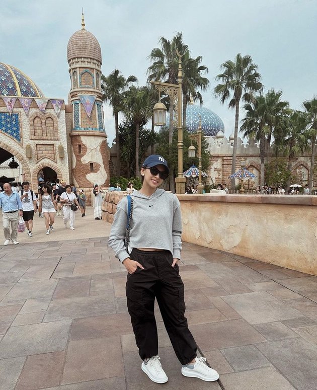 8 Photos of Alisia Rininta, the Star of the Soap Opera 'TAKDIR CINTA YANG KUPILIH,' During Her Vacation in Japan, Looking Beautiful in a Casual Style and Still Being Called a Teenager
