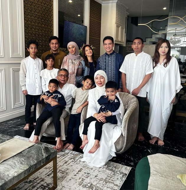 8 Photos of Alisia Rininta, the Star of 'TAKDIR CINTA YANG KUPILIH' Celebrating Eid with Her Family - Looking Coordinated in Blue