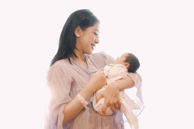 8 Portraits of Aliya Rajasa and Ibas Yudhoyono When Carrying Their Fourth Newborn, Emotionally Remembering Late Mother Ani