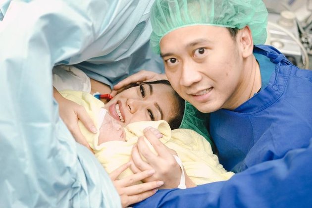 8 Portraits of Aliya Rajasa and Ibas Yudhoyono When Carrying Their Fourth Newborn, Emotionally Remembering Late Mother Ani