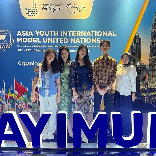 8 Portraits of Almira Putri Annisa Pohan Participating in Model United Nations (MUN) in Malaysia, Beautiful in Blue Kebaya - Tall Body and Long Hair Praised by Many