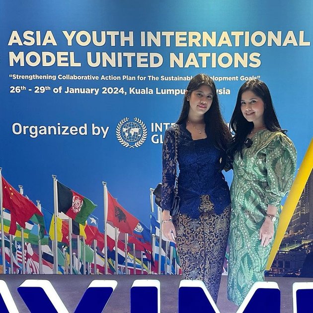 8 Portraits of Almira Putri Annisa Pohan Participating in Model United Nations (MUN) in Malaysia, Beautiful in Blue Kebaya - Tall Body and Long Hair Praised by Many