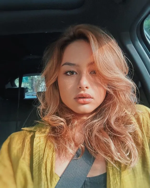 Amanda Khairunnisa Adik Maudy Ayunda Blonde