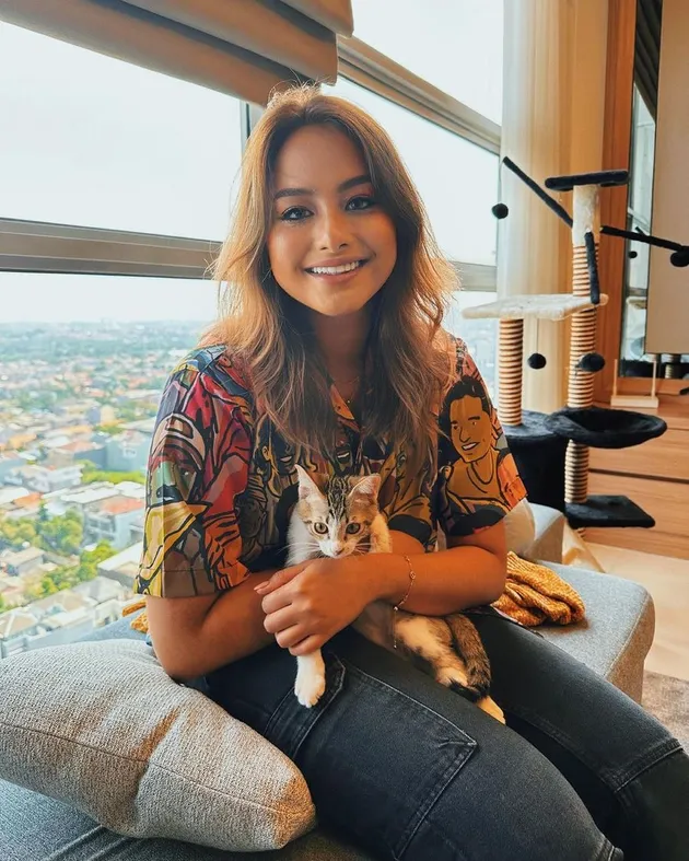 Amanda Khairunnisa Adik Maudy Ayunda Blonde