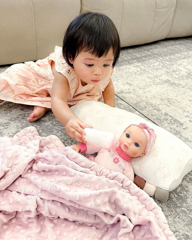 8 Photos of Ameena, Aurel Hermansyah's Daughter Who Will Soon Become a Big Sister, Learning to Take Care of Dolls - Adorable When Kissing Her Mom's Belly
