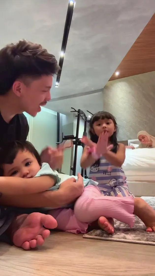 Potret Ameena dan Azura nyanyikan lagu Hari Bahagia