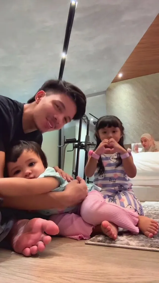 Potret Ameena dan Azura nyanyikan lagu Hari Bahagia