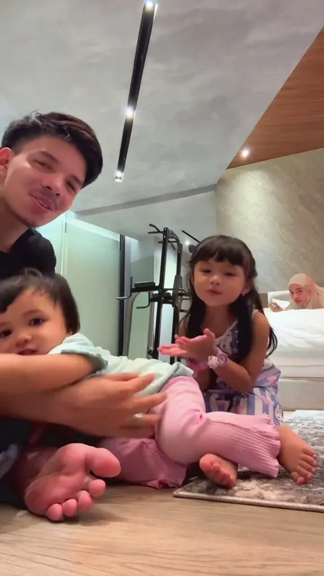 Potret Ameena dan Azura nyanyikan lagu Hari Bahagia