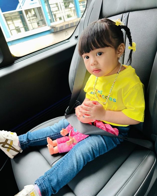 8 Portraits of Ameena Putri Aurel Hermansyah who is now in school, casually wearing a bright yellow branded t-shirt - In the same class as Sule's child