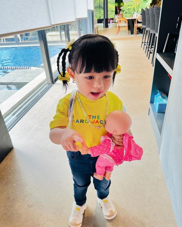 8 Portraits of Ameena Putri Aurel Hermansyah who is now in school, casually wearing a bright yellow branded t-shirt - In the same class as Sule's child