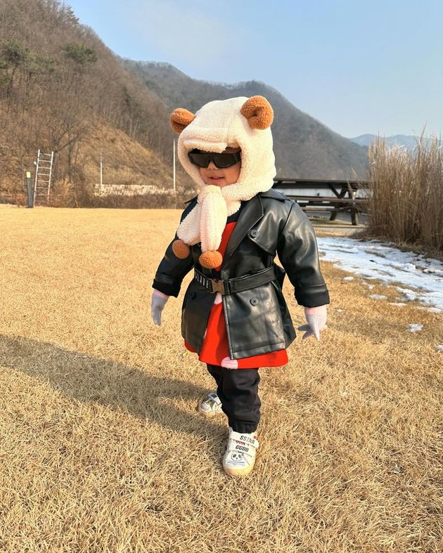 8 Pictures of Ameena During Vacation in Korea, Called the Cutest Child Model in the World - Still Full of Smiles Even Though Her Sunglasses Slip