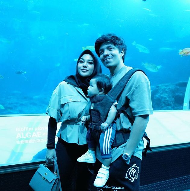 8 Photos of Ameena Caught Biting Her Own Socks During Vacation to Singapore, Her Expression When Seeing Sharks for the First Time is So Cute - Always Fashionable