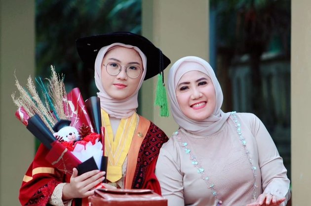 8 Photos of Ine Sinthya's Daughter Who is a Candidate for Doctor, Just Graduated - Beautiful Looks Steal Attention