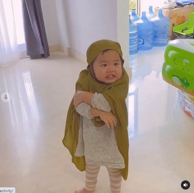 8 Pictures of Katty Butterfly's Daughter Learning to Wear Hijab, So Cute and Beautiful!