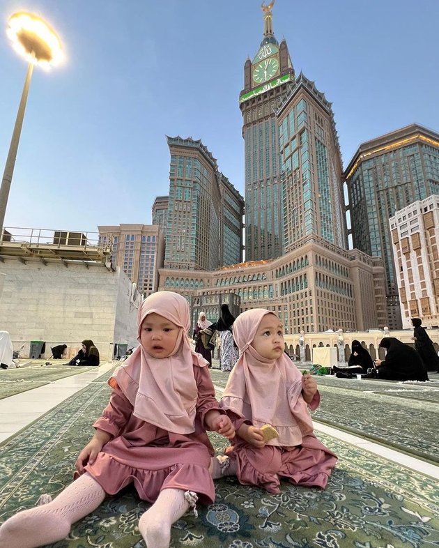 8 Portraits of Anisa Rahma and Anandito Dwis' Twin Children Joining Umrah, Very Smart and Calm!