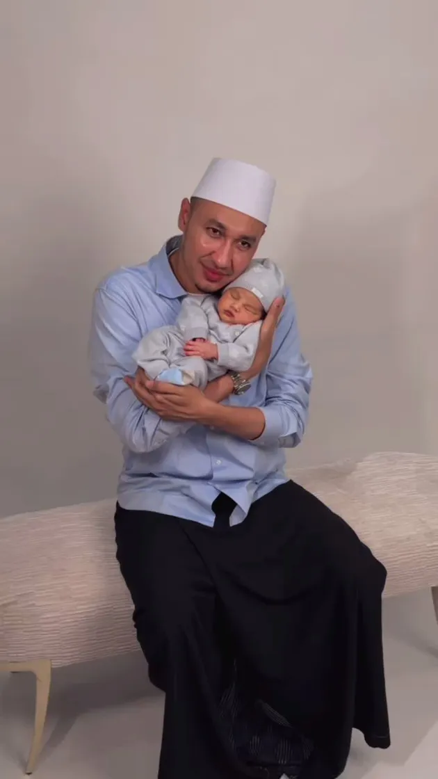 Potret suami Kartika Putri dan sang buah hati