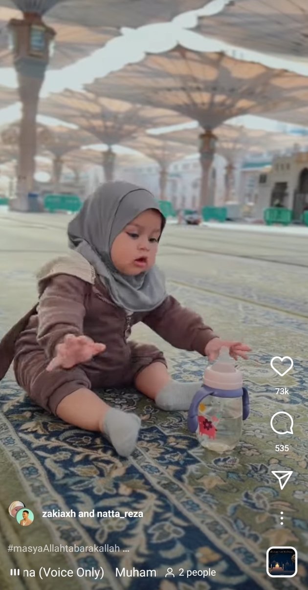 Si cantik ini benama Zakia dan berusia 10 bulan. Meskipun masih bayi, Zakia sudah dibiasakan mengenakan hijab dan ia terlihat nyaman-nyaman aja.