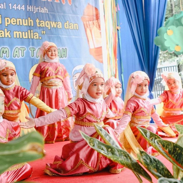 8 Pictures of Nycta Gina's Growing Beautiful Daughter, Cute and Sweet when Dancing Traditional Dance - Funny Expression when Eating Bread mixed with Rice