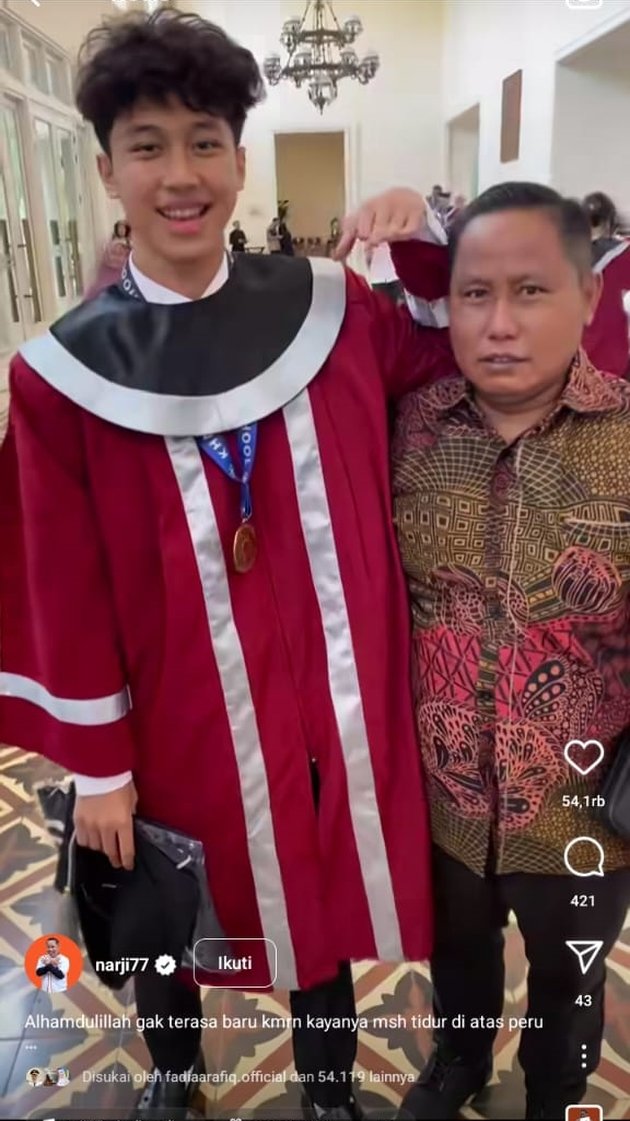 8 Portraits of Narji's Eldest Son's Junior High School Graduation, His Handsome Face Becomes the Highlight - Staying Cool When Asked to Take Photos