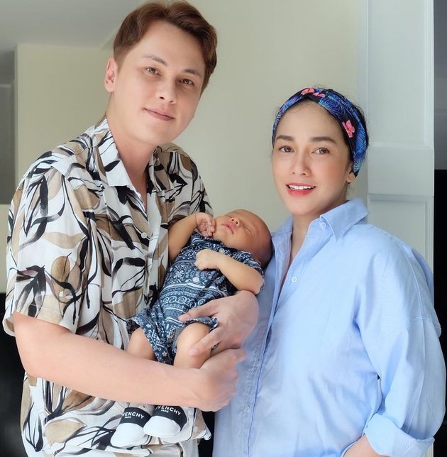 8 Photos of Andhika Pratama Taking Care of Baby Saka, Said to Be Very Similar - Handsome Foreigner Look