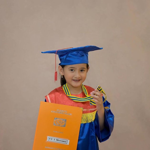 8 Potret Aneska, the Youngest Daughter of Audy Item and Iko Uwais, during Kindergarten Graduation, Looking Beautiful in a Graduation Gown - Receives Many Congratulations
