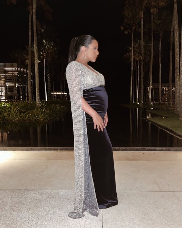 8 Portraits of Angel Pieters Pregnant with Her First Child, Baby Bump Clearly Visible - Announced the Gender of the Fetus