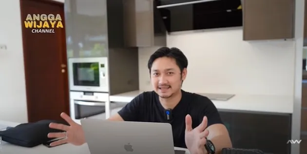 Dewi Perssik - Angga Wijaya