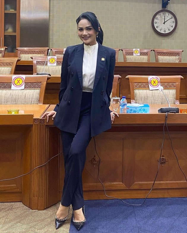 8 Portraits of Anggun Krisdayanti While Working at the Indonesian Parliament, Still Stylish in Formal Outfit - Harvesting Netizens' Praises