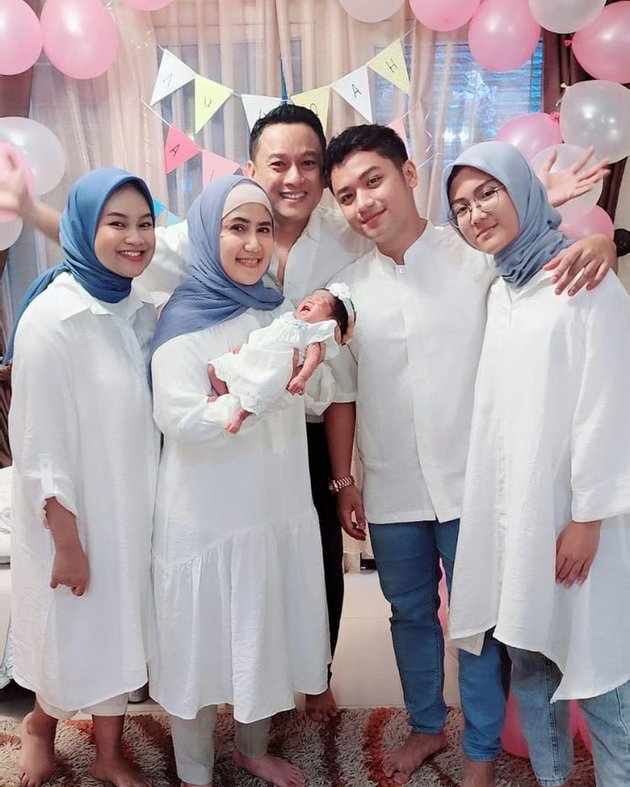 8 Potret Aqiqah of Ine Sinthya's First Grandchild, Attended by Ex-Husband