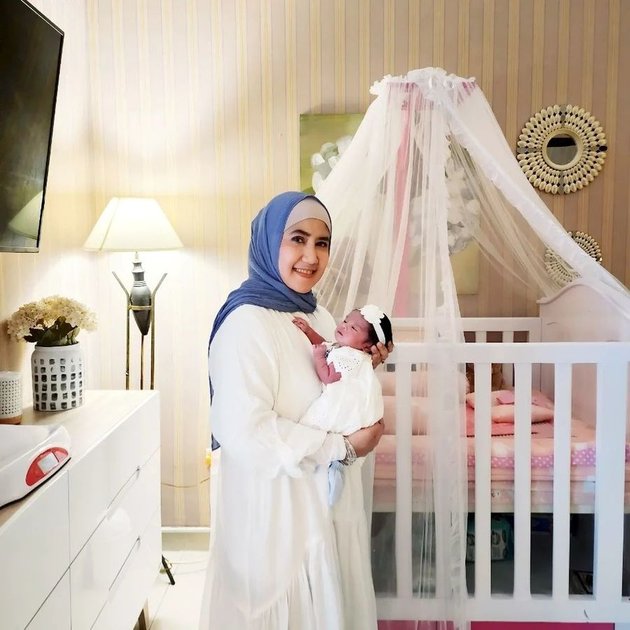 8 Potret Aqiqah of Ine Sinthya's First Grandchild, Attended by Ex-Husband
