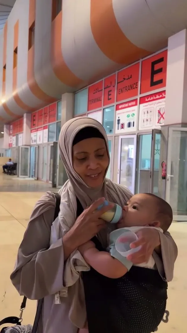 Potret baby Arash perdana ikut umrah