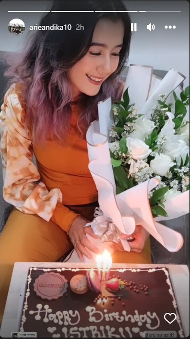 Di momen ulang tahun, Ardina Rasti mendapatkan kue tart dan buket bunga yang dipeluknya dari sang suami tercintanya, Arie Andika diketahui lewat insta story nya.