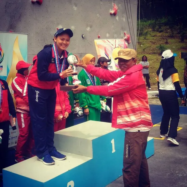 aries susanti, atlet panjat tebing, foto unik, foto aneh