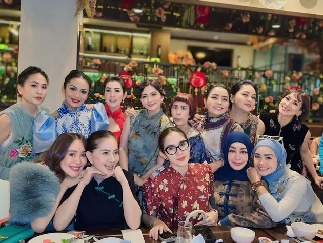 Potret Geng Kepompong pakai busana cheongsam