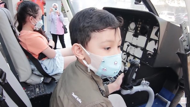 8 Photos of Arumi Bachsin Inviting Children to Visit the Aviation Museum, Ride a Helicopter and Enter a Spy Plane