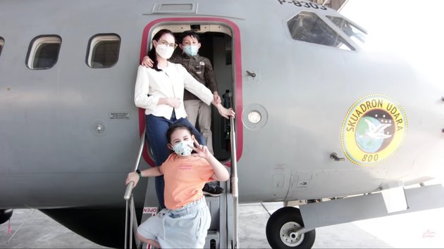 8 Photos of Arumi Bachsin Inviting Children to Visit the Aviation Museum, Ride a Helicopter and Enter a Spy Plane