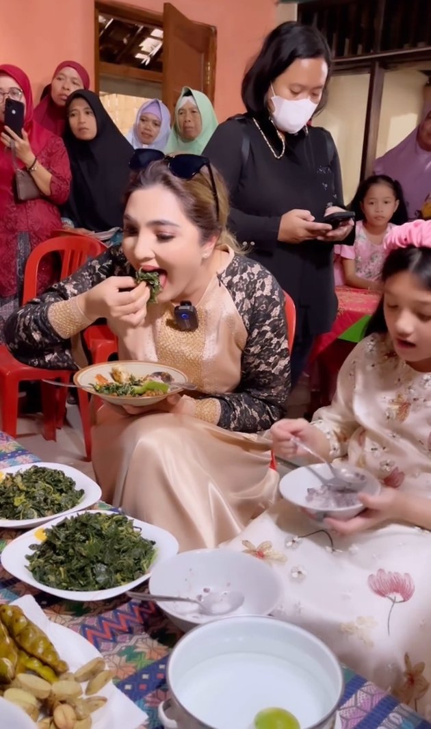 8 Photos of Ashanty Eating at Arsy's Babysitter's Wedding, Enjoying Simple Menu - Not Shy to Use Hands