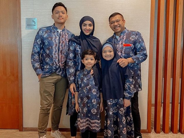 8 Portraits of Ashanty and Family Departing for Umrah, After Several Failed Attempts, Finally Realized - Azriel Bids Farewell and Embraces Krisdayanti