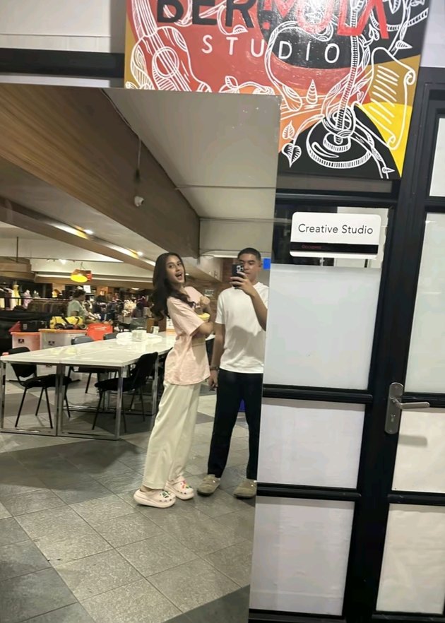 8 Photos of Asila Putri Abi Ramzi Allegedly Dating a Guy on Valentine's Day - Receives a Bouquet of Flowers