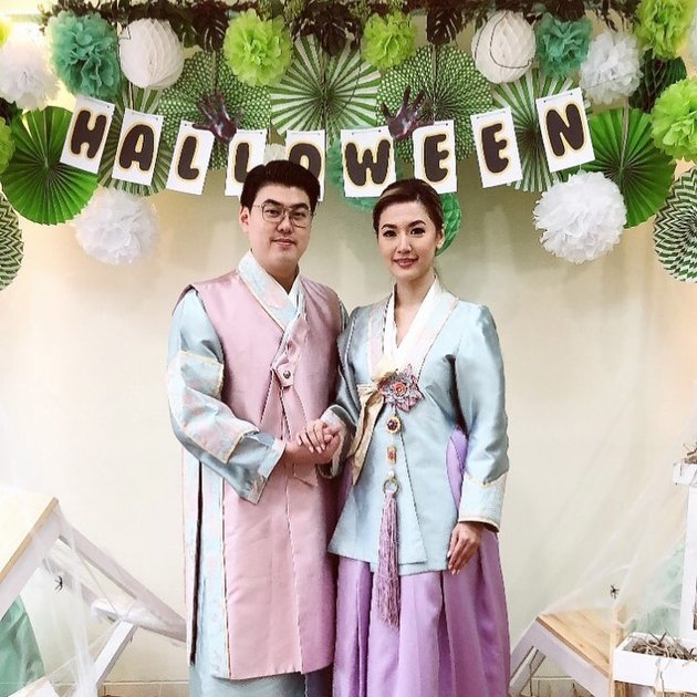 Asty Ananta dan Hendra Suyanto mengikat janji sehidup semati pada 2 Oktober 2016 dalam sebuah prosesi pernikahan yang berlangsung di Bali.
