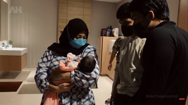 Aurel Hermansyah tampak menggendong bayi anak dari karyawannya yang baru saja lahir.