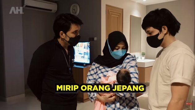 8 Photos of Atta Halilintar and Aurel Hermansyah Taking Turns Holding the Adorable Baby, Already Fit to be Parents