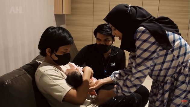 8 Photos of Atta Halilintar and Aurel Hermansyah Taking Turns Holding the Adorable Baby, Already Fit to be Parents