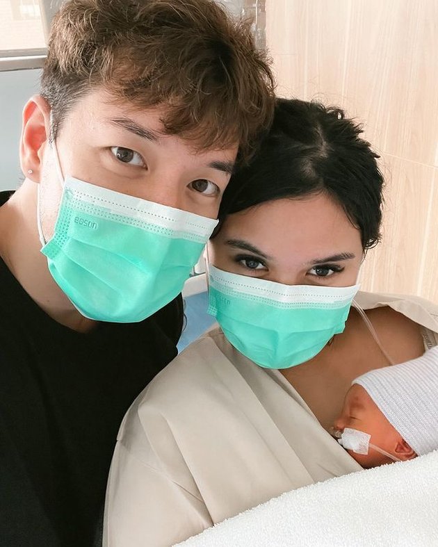 Seperti inilah potret bahagia keluarga kecil Anthony Xie dan Audi Marissa yang baru saja menyambut kelahiran anak pertama mereka.